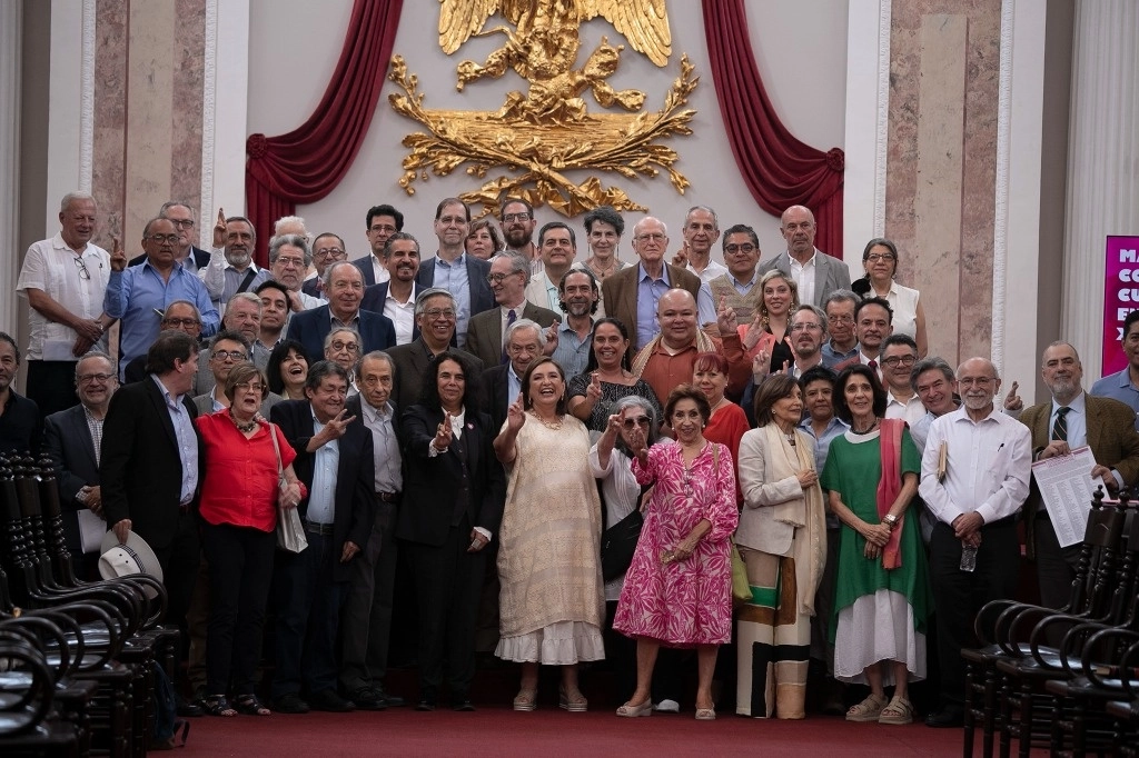 En vísperas de las elecciones, Xóchitl Gálvez recibió el apoyo de unos 250 intelectuales. Unos 50 de ellos se reunieron ayer con la candidata en la Ciudad de México. Foto María Luisa Severiano