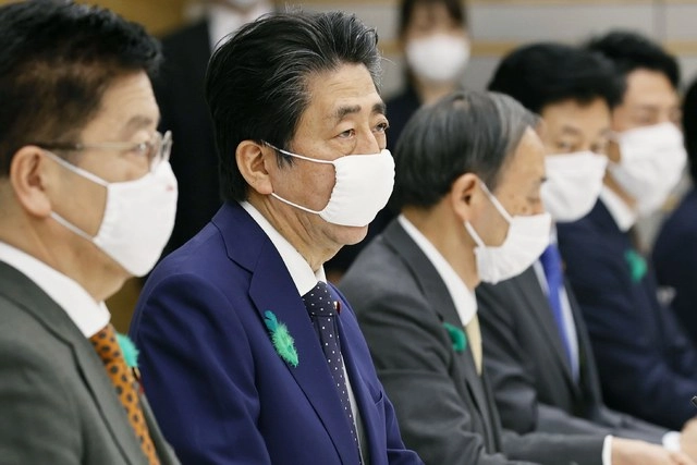 El primer ministro japonés, Shinzo Abe, anunció que extendía el estado de emergencia a todo el país, para poder luchar más eficazmente contra la propagación del nuevo coronavirus. Foto Ap 