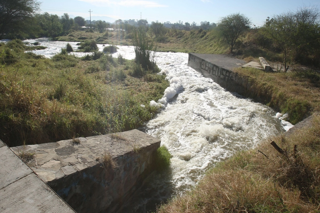 Una de las salidas de agua de la planta tratadora El Ahogado, en el río Santiago, municipio de Tlajomulco, Jalisco, donde el líquido purificado se mezcla con aguas contaminadas de otros afluentes. Foto Arturo Campos Cedillo