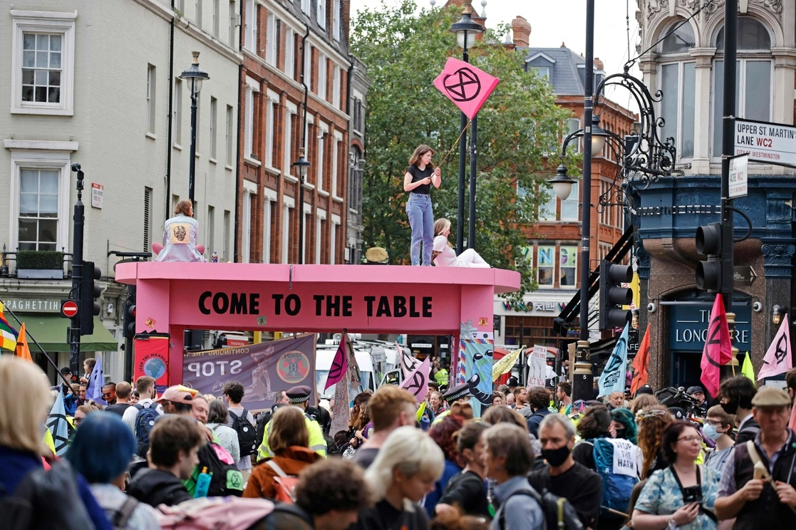 Activistas de Extinction Rebellion se manifiestan en calles de Londres. Foto Afp
