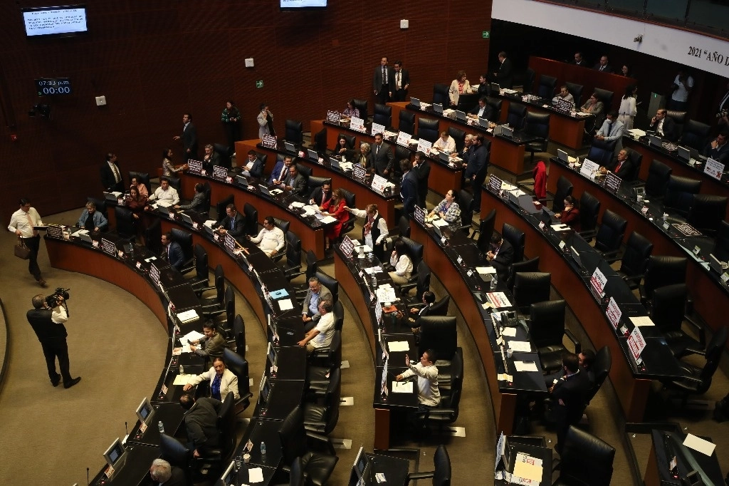 Con 67 votos en favor y 48 en contra, Morena y aliados aprobaron la minuta en la madrugada, entre amenazas de la oposición de que impugnarán ante la Corte para echar abajo la reforma. Foto Yazmín Ortega Cortés



