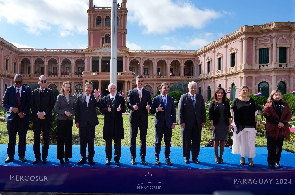 Representantes del Mercosur posan para una fotografía frente al palacio presidencial después de la 64ª Cumbre del Mercosur, en Asunción, Paraguay, el lunes 8 de julio de 2024. Foto Ap