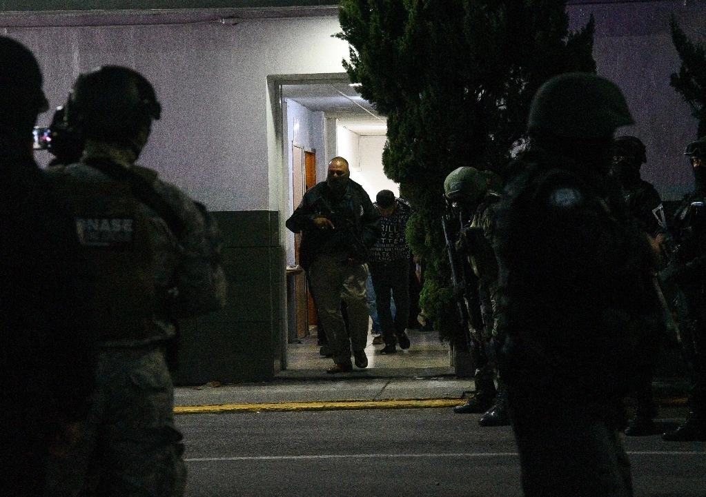 Elementos de la fiscalía mexiquense, la Policía Estatal, el Ejército y la Guardia Nacional trasladaron al penal de Santiaguito, en Almoloya de Juárez, a cuatro presuntos extorsionadores el 13 de julio pasado. Foto Cuartoscuro