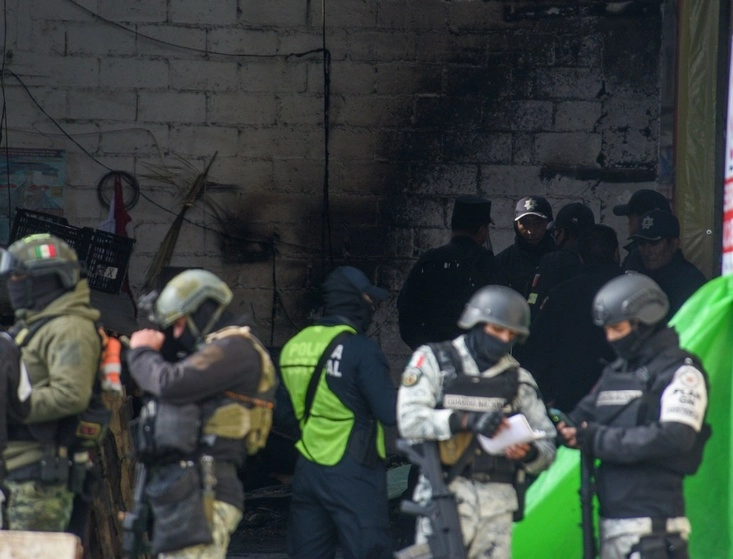 Presencia policial y de la Guardia Nacional resguarda, ayer lunes, la Central de Abastos de Toluca, tras un incendio que tuvo un saldo de nueve personas muertas. Foto Cuartoscuro 