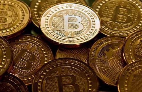 El bitcoin, concebido en 2009, se utiliza como criptomoneda, sistema de pago y mercancía. Foto Afp