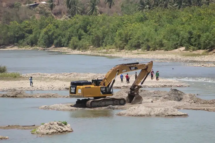 Comuneros del Consejo de Ejidos y Comunidades Opositoras a la presa La Parota, en Guerrero, denunciaron la extracción sin freno de grava y arena del embalse, lo cual ha provocado gran baja en su nivel, entre otras afectaciones, y la muerte de peces y camarones. Foto Héctor Briseño 
