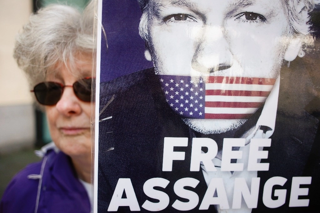 Un activista que conmemora los cinco años del arresto del fundador de Wikileaks, Julian Assange, se manifiesta frente al Tribunal de Magistrados de Westminster en Londres, el domingo 14 de abril de 2024. Foto Ap