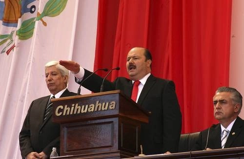 El ahora ex gobernador de Chihuahua, César Duarte Jaques, durante su toma de protesta en la Plaza Mayor de la capital del estado. Foto La Jornada / Archivo