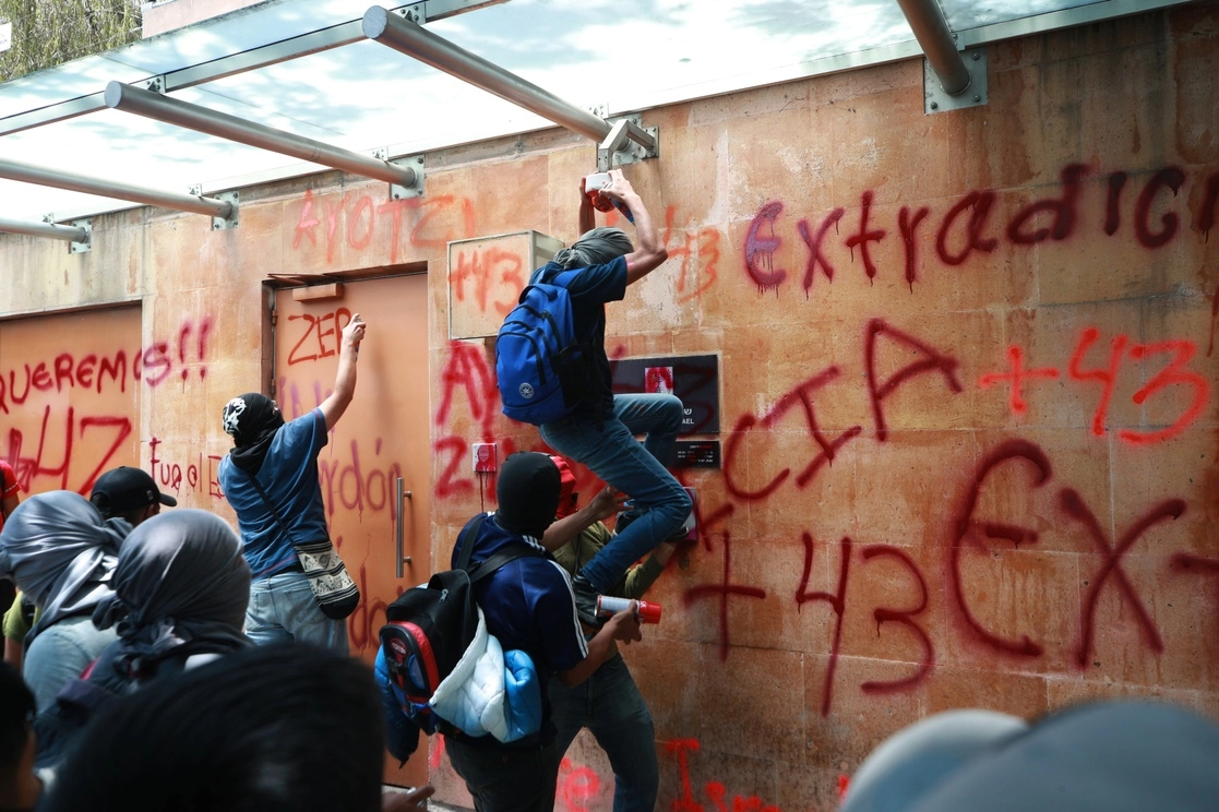 Padres y compañeros de los 43 normalistas de Ayotzinapa desaparecidos realizaron ayer diversas movilizaciones, entre ellas una protesta ante la embajada israelí para exigir que se agilice la entrega de Tomás Zerón, prófugo en ese país. Foto Alfredo Domínguez