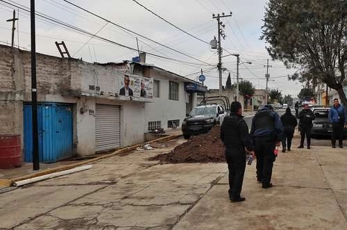 Policías resguardan el domicilio de Filomeno ‘M’, presunto feminicida de Atizapán,  Estado de México. Foto La Jornada