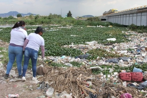 Hace unos días Conagua extrajo más del 75 por ciento de estos desechos y trasladados a otro predio de la dependencia federal, localizado a más de tres kilómetros de este sitio. Foto Daniel Ramón Quiroz 