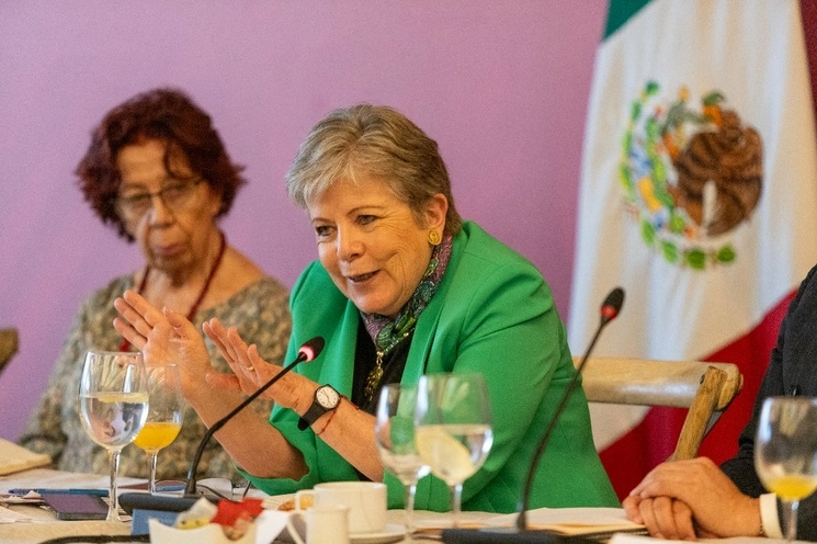 Alicia Bárcena en su primer encuentro con los periodistas desde su designación como canciller. Foto Pablo Ramos





