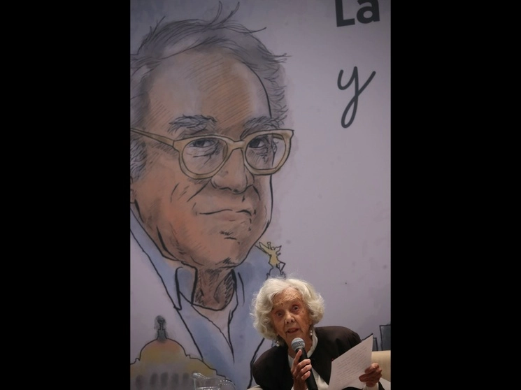 La escritora Elena Poniatowska el jueves pasado durante un homenaje a Carlos Monsiváis organizado por el Infonavit, donde la periodista leyó este texto. Foto Yazmín Ortega Cortés 