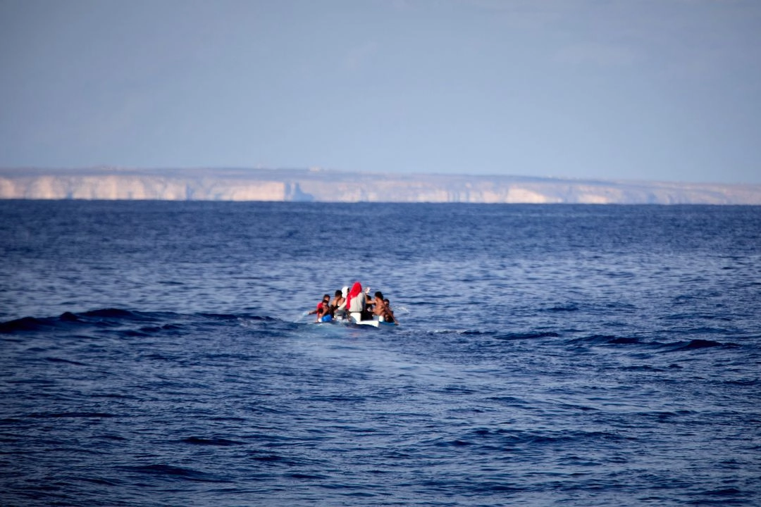 Embarcación con migrantes en aguas del Mediterráneo. Foto 
