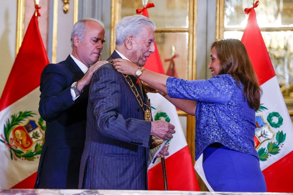 La presidenta peruana, Dina Boluarte, durante el reconocimiento de la Orden del Sol al escritor Mario Vargas Llosa, el pasado 8 de marzo. Foto Afp 