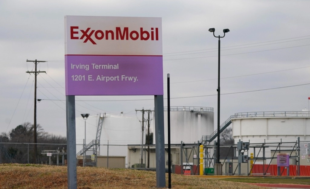Un letrero marca la entrada a una instalación de distribución y almacenamiento de combustible de ExxonMobil en Irving, Texas, 25 enero 2023. Foto Ap.