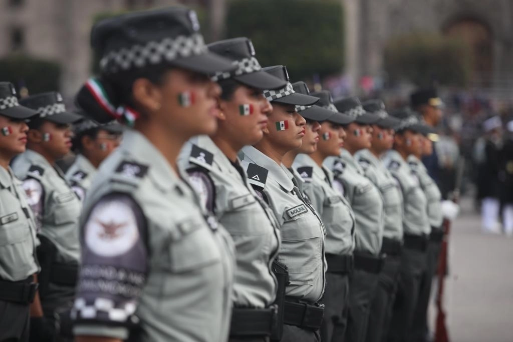 Elementos de la Guardia Nacional previo al inicio del desfile militar en el Zócalo capitalino, el 16 de septiembre del 2022. Foto Yazmín Ortega Cortés