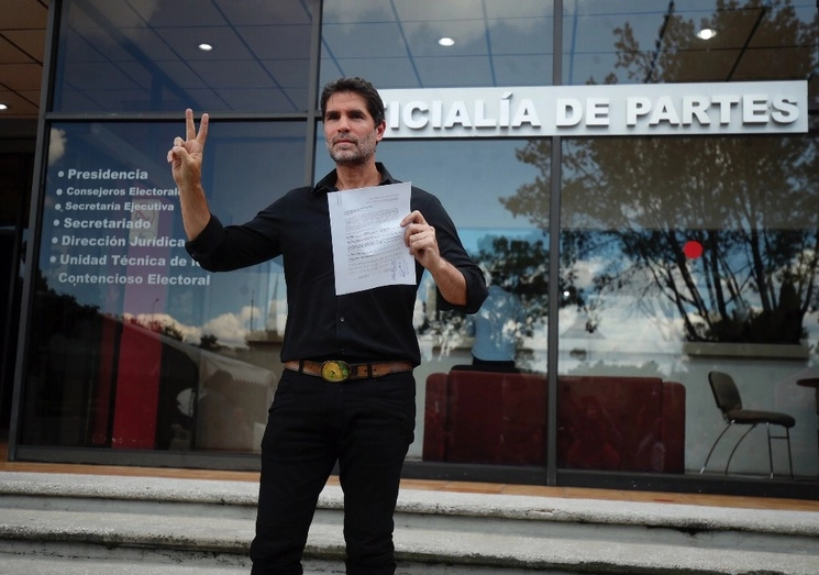 Eduardo Verástegui tras registrar su candidatura presidencial independiente ante el INE, el jueves 7 de septiembre de 2023. Foto Cristina Rodríguez 