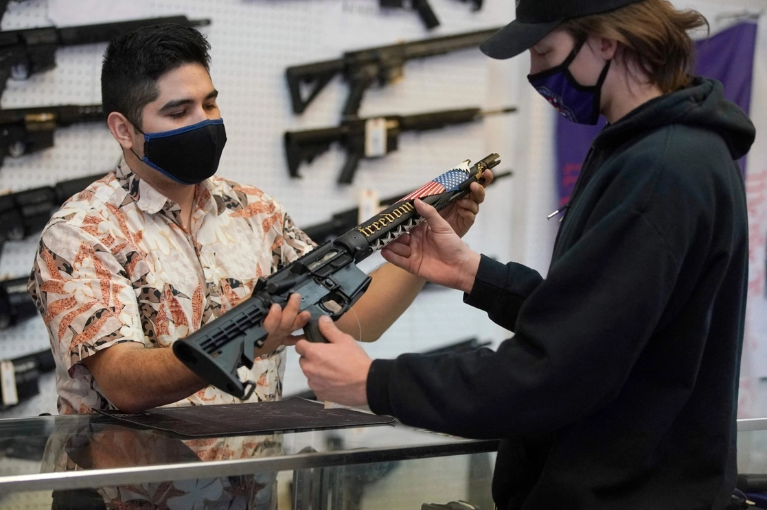 Empresas de armas acusaron que México de querer “imponer” sus políticas de control de armas en el país vecino. Foto Afp / Archivo