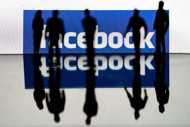 Fundado hace 20 años como un simple espacio virtual para compartir con amigos, Facebook se ha convertido en un gigante curtido por mil batallas que, pese a pensarse que es solo para padres y "boomers", sigue creciendo y creciendo. Foto Afp / Archivo