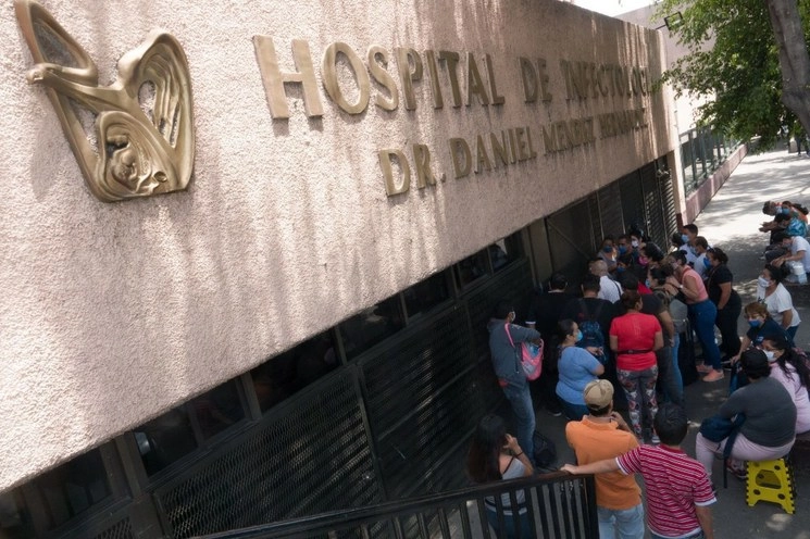 Familiares de posible contagiados de Covid-19 esperan afuera del Hospital de Infectología del IMSS. Foto Cuartoscuro / archivo