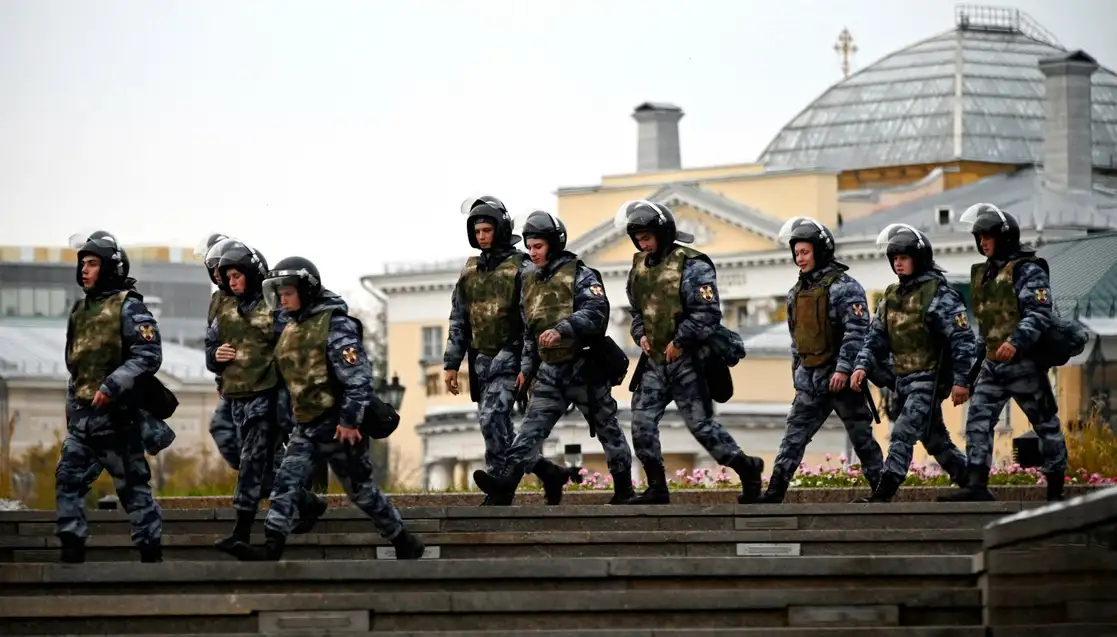 Los militares de la Guardia Nacional Rusa se dirigen hacia el centro de Moscú para un mitin y un concierto que marca la anexión de cuatro regiones de Ucrania ocupadas por las tropas rusas: Lugansk, Donetsk, Kherson y Zaporizhzhia, el 30 de septiembre de 2022. Foto Afp