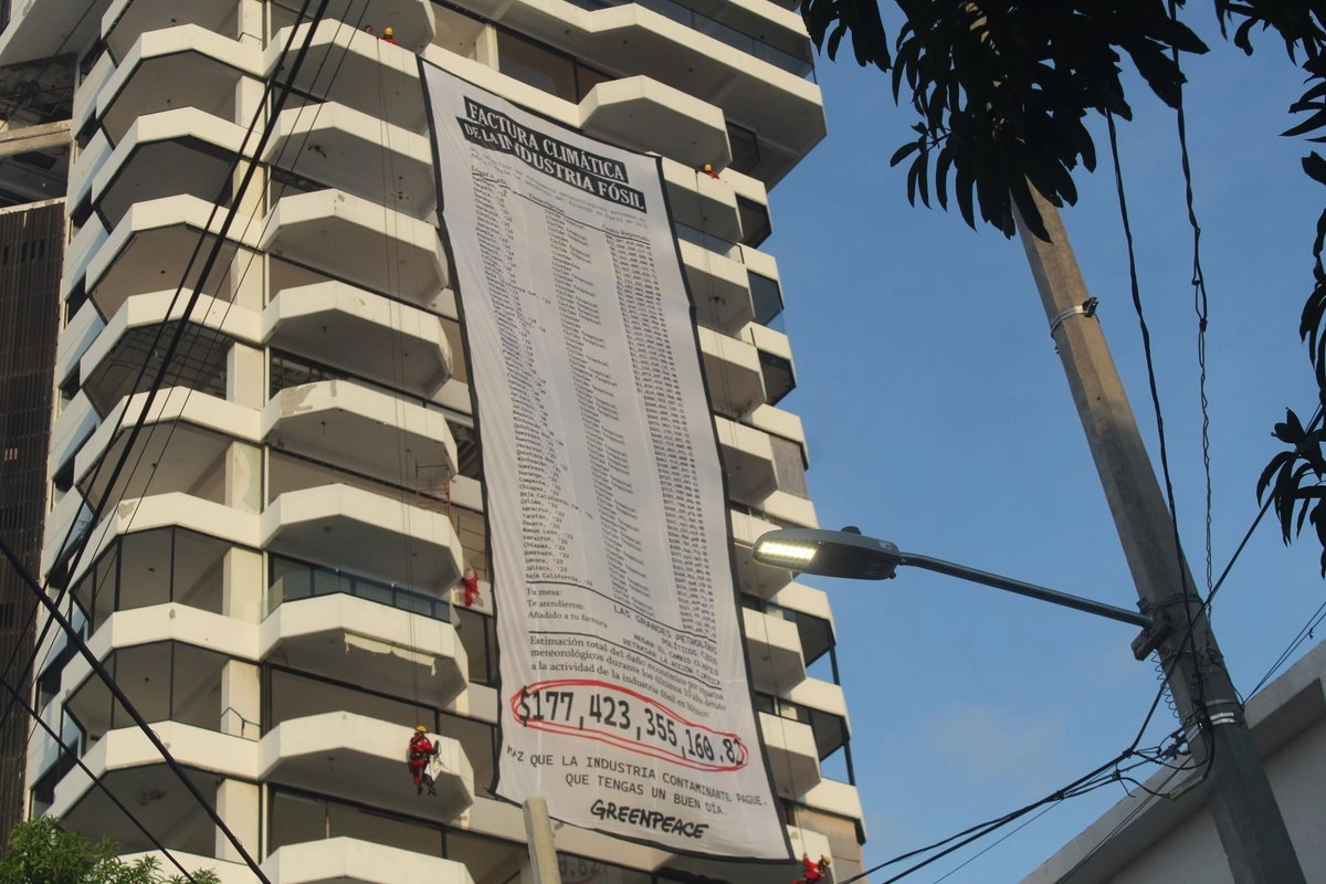 Activistas de la organización Greenpeace, colocaron la mañana del martes una gran lona en el edificio La Fortaleza, en Acapulco, con la intención de denunciar los costos del cambio climático, así como exigir a los gobiernos y a sus causantes, que sean quienes paguen por los daños ocasionados.