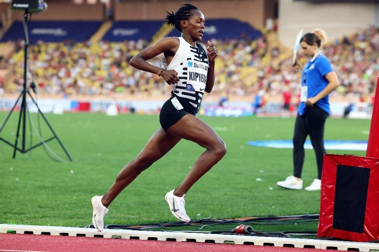Faith Kipyegon impuso un nuevo récord mundial en la prueba de la milla, durante la Liga de Diamante en Mónaco. Foto Afp