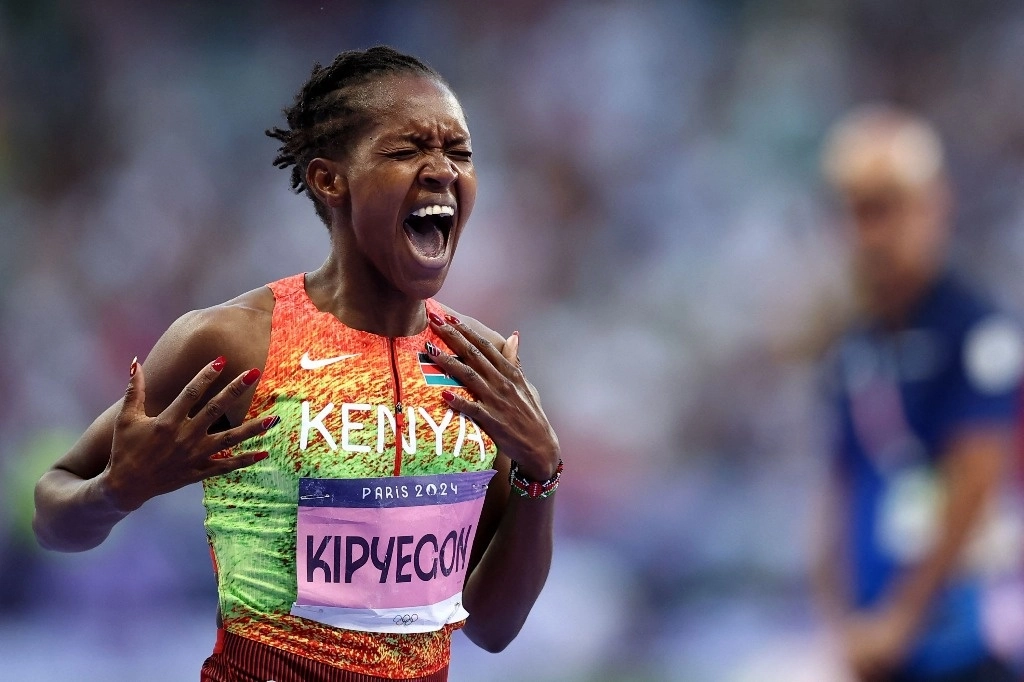 Faith Kipyegon de Kenia es la primer atleta en conseguir tres título olímpicos consecutivos en los mil 500 metros. Foto Afp  