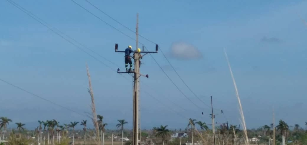 Una brigada de la Unión Eléctrica de Cuba trabaja en el proyecto de Acueducto de Lázaro. Foto tomada de la cuenta de Twitter @OSDE_UNE 