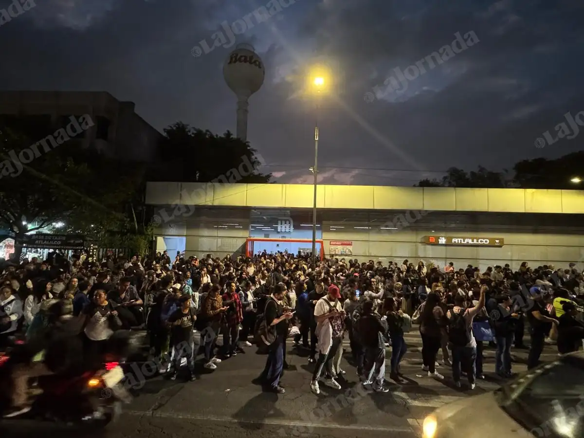 Usuarios de la Línea 12 buscaron alternativas para transportarse ante la suspensión de operaciones. Foto