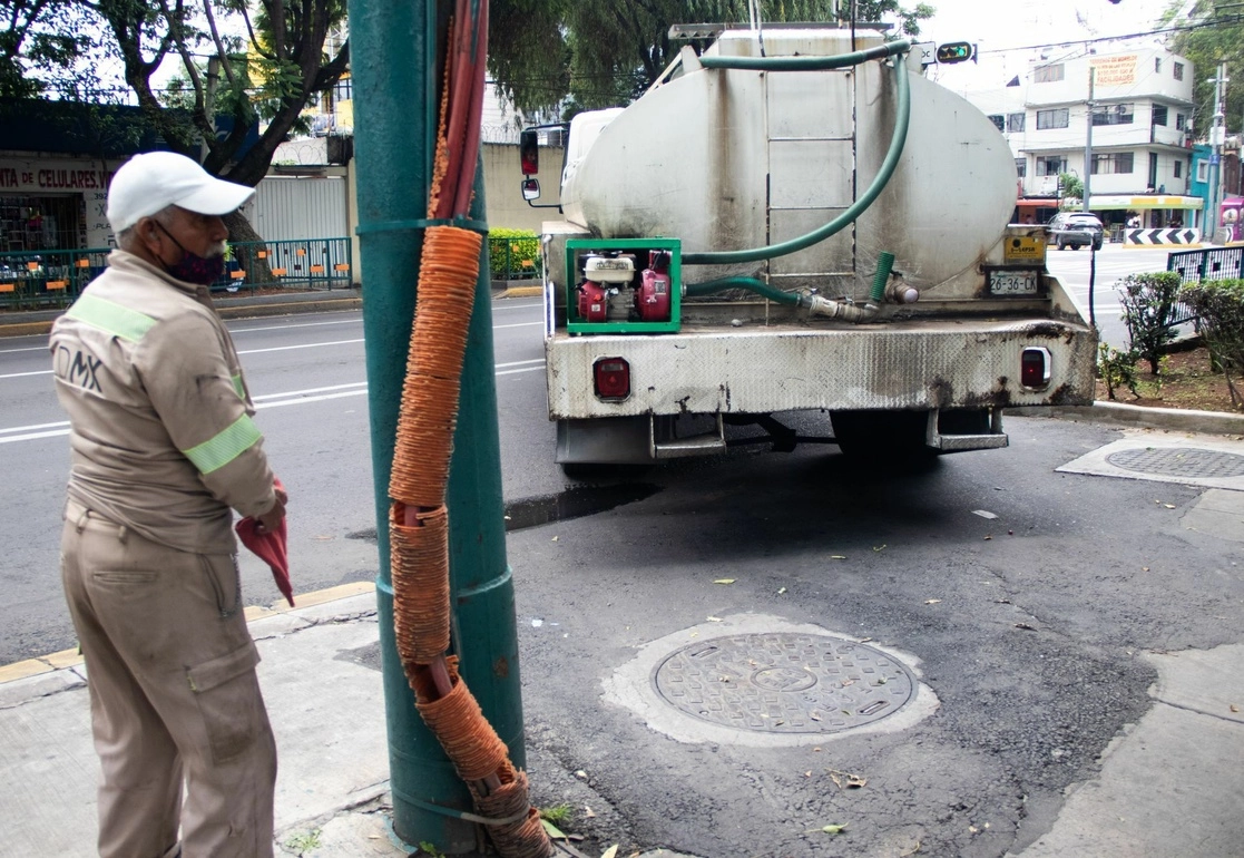 Pipas de Agua potable atienden el desabasto en la Ciudad de México. Foto Cuartoscuro