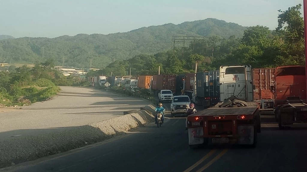 Larga fila de autos y camiones  de carga en la autopista Colima-Manzanillo a causa de una falla en el sistema portuario. Foto 'La Jornada'

