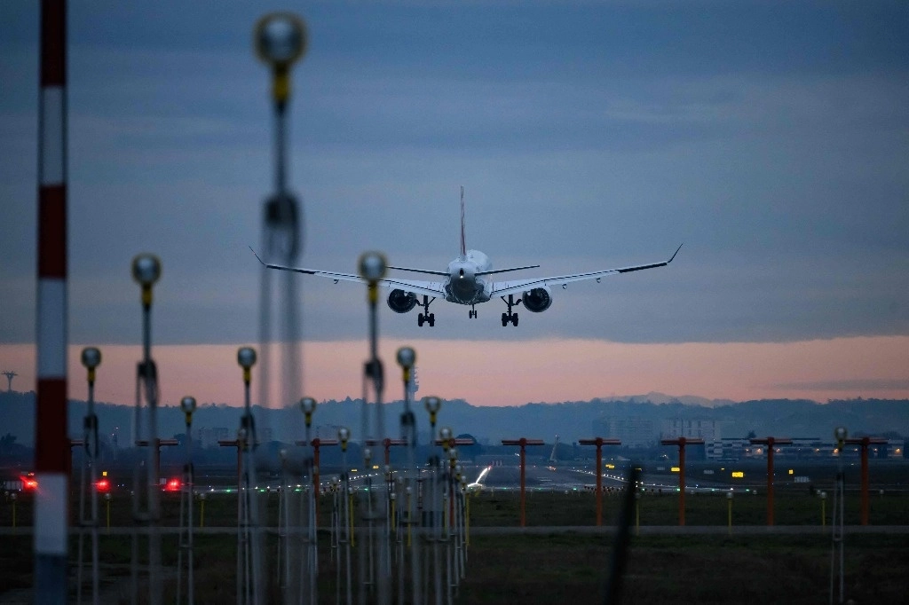 Un fallo informático en los aeropuertos de Alemania orilló a procesar manualmente a los pasajeros procedentes de fuera del espacio Schengen de la Unión Europea. Foto Afp / Archivo
