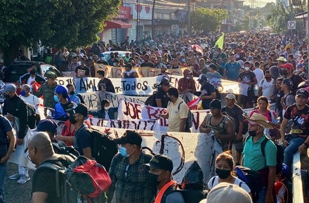 Elementos de la Guardia Nacional y del Instituto Nacional de Migración encapsularon a más de 4 mil indocumentados cerca de Tapachula, Chiapas. Foto Ap