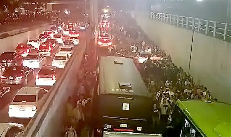 Pasajeros invadieron carriles del Viaducto tras ser desalojados de la estación Velódromo. Foto ‘La Jornada’


