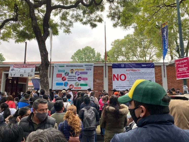 A pesar que la Comipems solicitó que solo un padre o tutor acompañara a cada aspirante, en su mayoría acudieron con padres e incluso hermanos. Foto Laura Poy