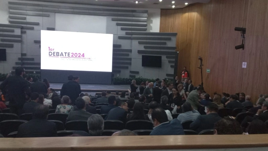 Ayer, en instalaciones del INE, previo al primer debate presidencial. Foto Fabiola Martínez 