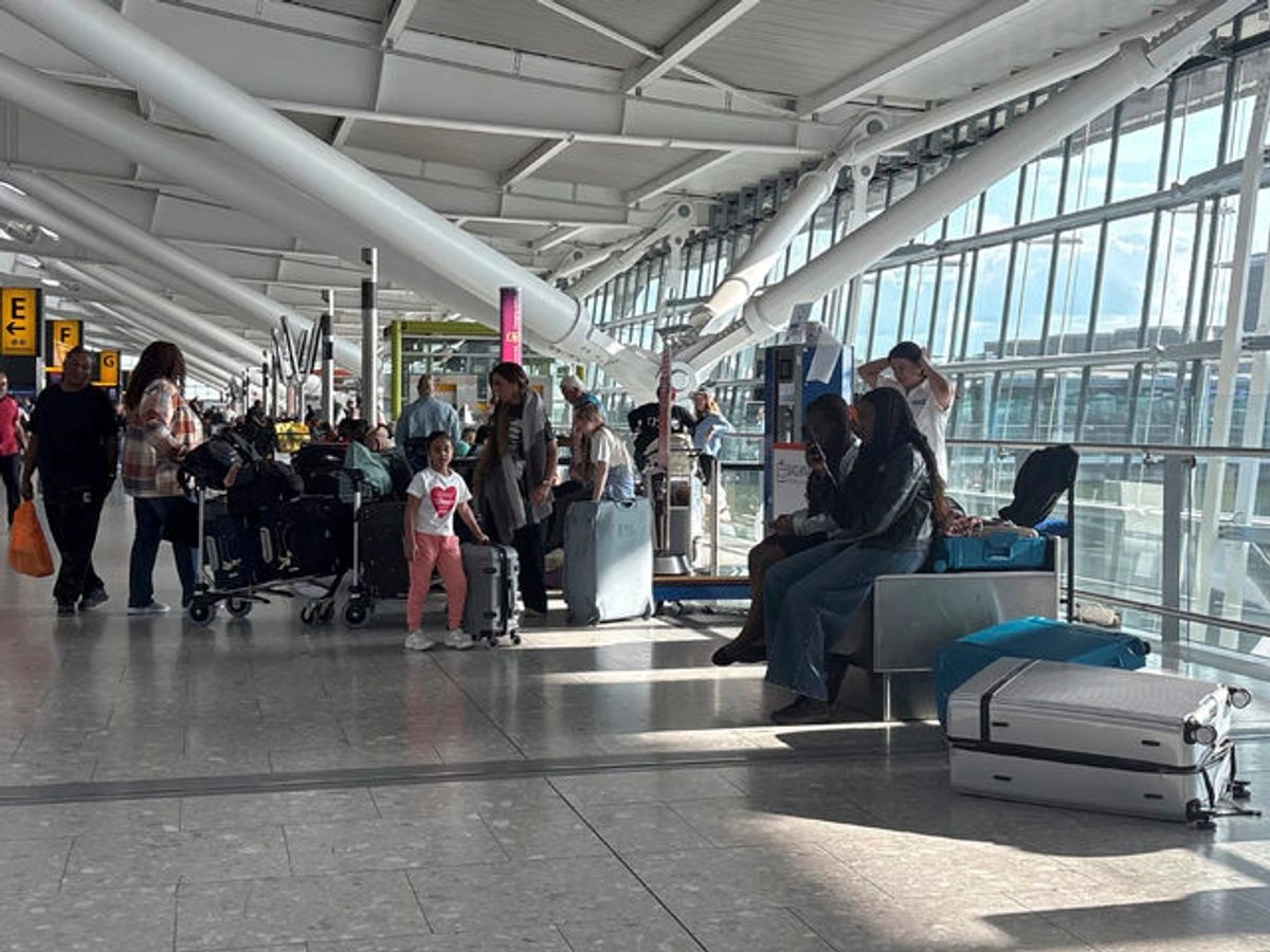 Al menos 120 vuelos fueron cancelados este miércoles desde Reino Unido debido a una falla técnica registrada en el centro de control del tráfico aéreo en Swanwick. Foto 