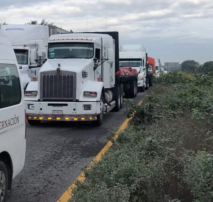 Largas filas se registran en la autopista 145D en Veracruz por problemas en el sistema de cobro IAVE. Foto Sayda Chiñas