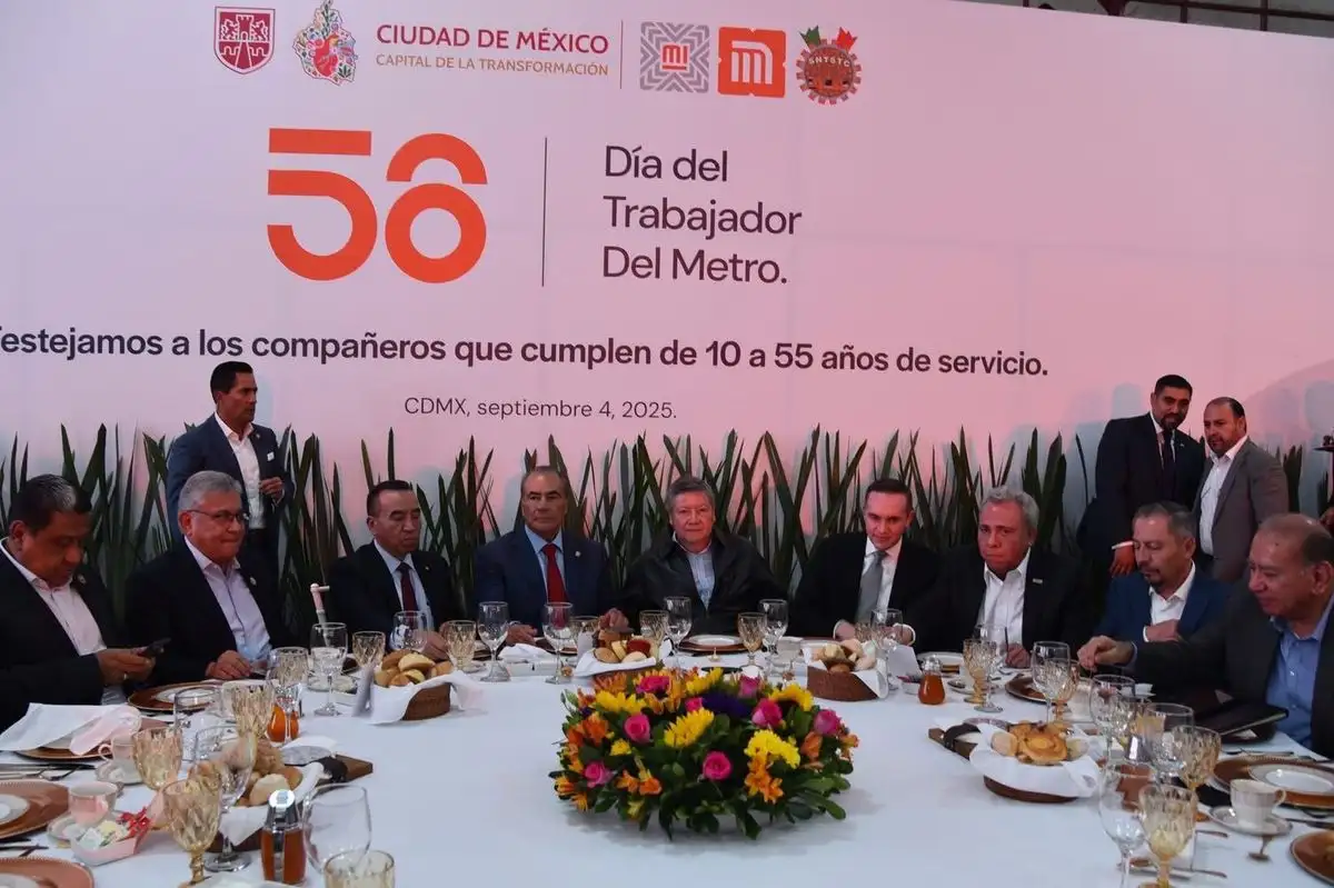 Dirigentes sindicales, el director del metro y trabajadores durante el festejo por el 56 aniversario del STC. Foto