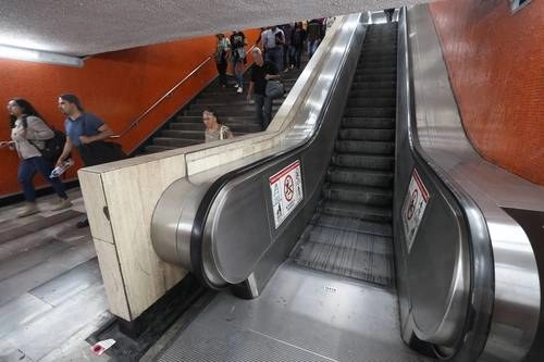 Autoridades del Metro anunciaron la sustitución de escaleras eléctricas debido al vandalismo. Foto José Antonio López