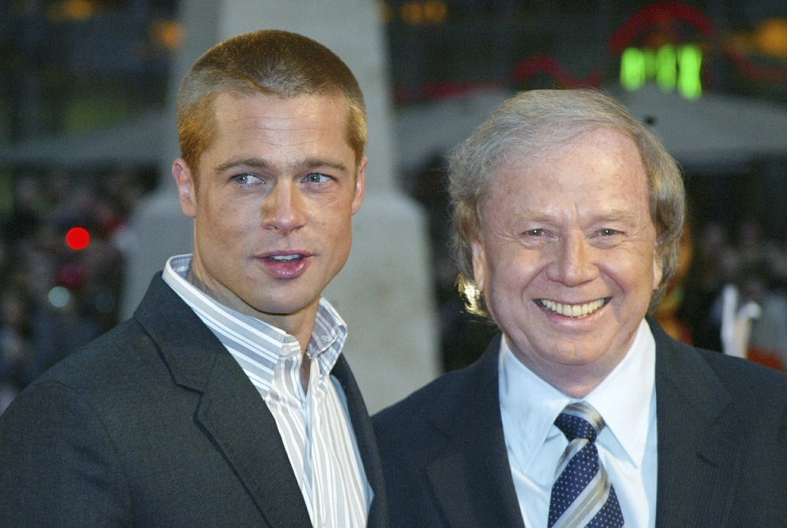 El actor Brad Pitt, a la izquierda, y el director alemán Wolfgang Petersen aparecen en el estreno mundial de la película 'Troya' en Berlín, Alemania, el 9 de mayo de 2004. Foto Ap