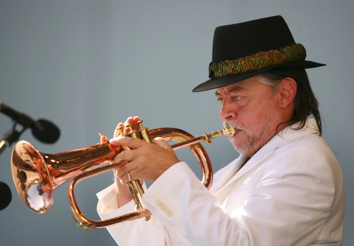 En esta foto de archivo del 18 de junio de 2006, Chuck Mangione se presenta durante el Festival de Jazz Playboy en Los Ángeles, California. Foto