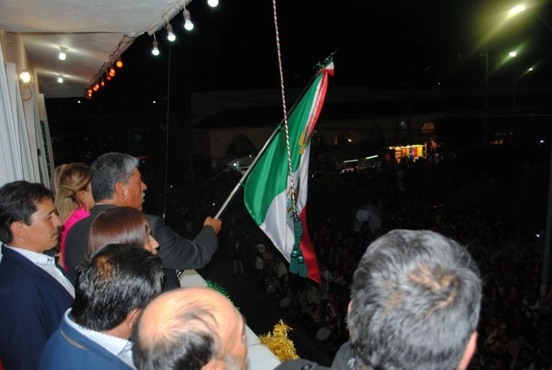 Roberto Arriaga, alcalde de Ocampo, durante el Grito de Independencia, cargando la bandera. Foto tomada del portal de Ocampo 