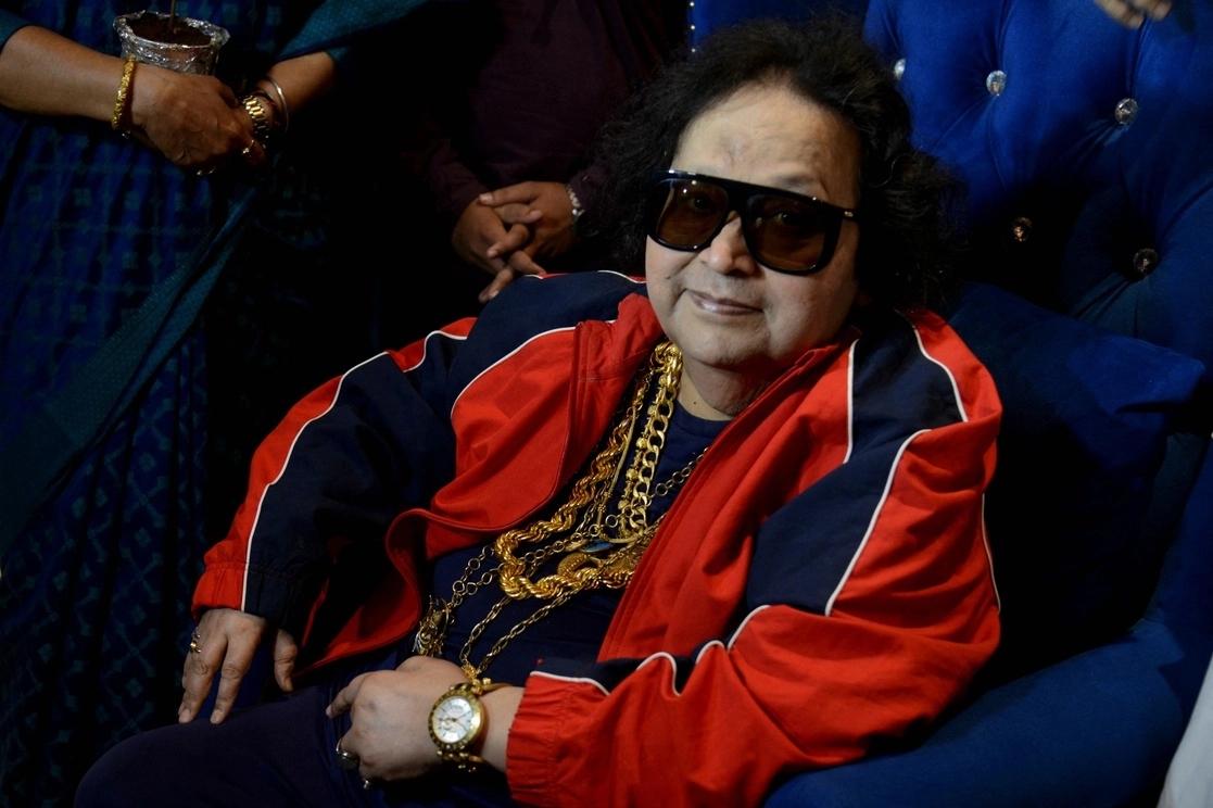 Bappi Lahiri ganó notoriedad en India durante las décadas de los ochenta y noventa debido a su afición por la música disco. En la imagen, el cantante durante una campaña de concientización ambiental en Mumbai, el 19 de junio de 2021. Foto Afp
