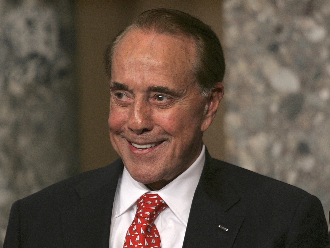 En imagen de archivo, Bob Dole asiste a la inauguración de su retrato en el Capitolio de los Estados Unidos. Foto Ap