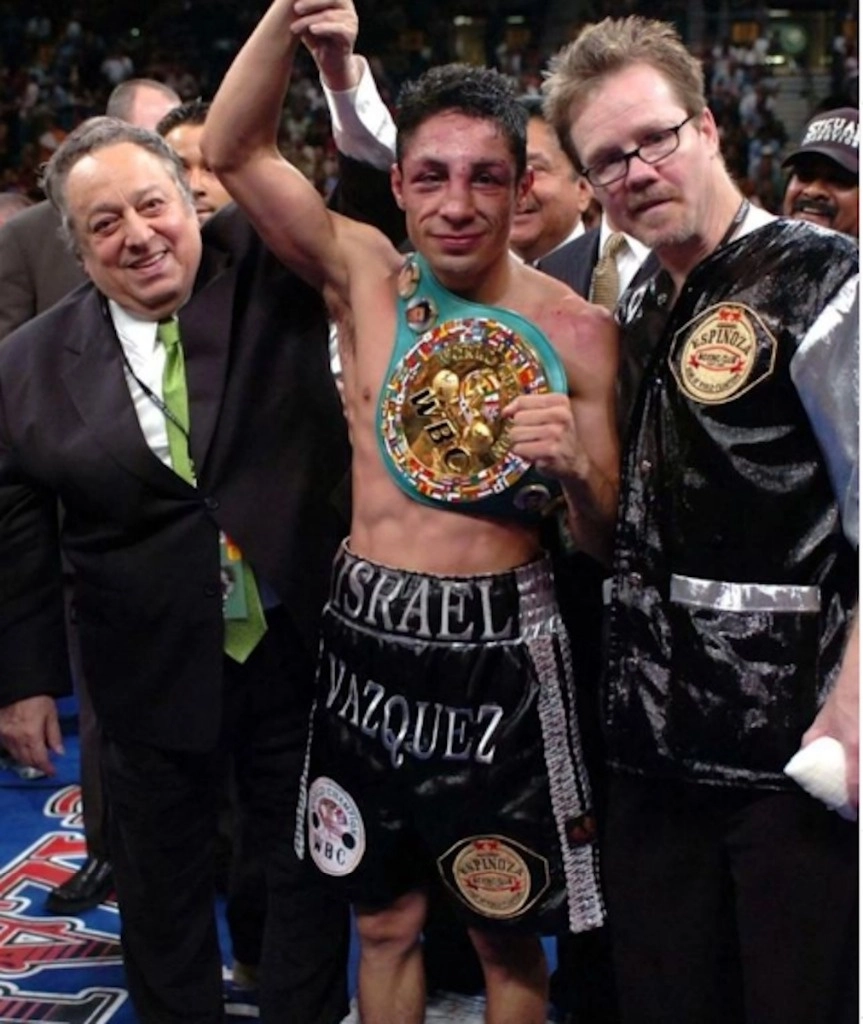 Murió Israel Vázquez, un peleador que será siempre recordado por la entrega y coraje demostrado en una de las tetralogías más violentas y apasionadas del boxeo mexicano. Hace unas semanas le fue diagnosticado un tipo de cáncer en estado muy avanzado. Imagen tomada de Instagram @wbcboxing