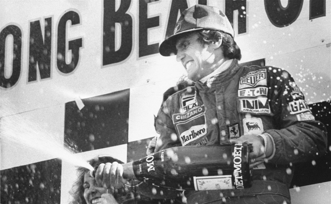 En una década en F1, Carlos Alberto Reutemann corrió para los equipos de Brabham, Ferrari, Lotus y Williams. En la imagen, el piloto rocía champán después de ganar el Gran Premio de Long Beach en California, el 2 de abril de 1978. Foto Ap