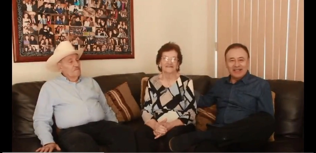 Alfonso Durazo junto a sus padres en captura de pantalla de un video que difundió el ex secretario el pasado 12 de noviembre de 2020

